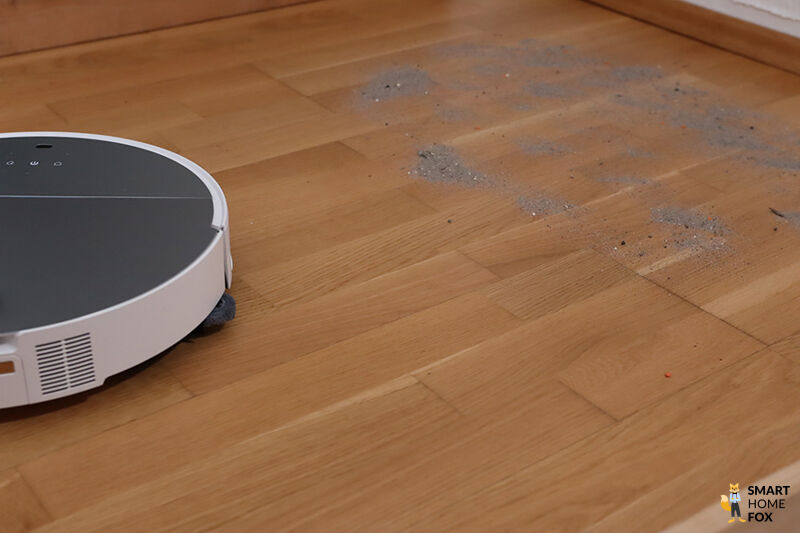 Roborock Saros 10 saugt Sand vom Parkett